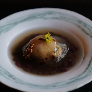 季節を味わう憩いの場。写真と文：溝口実穂（〈菓子屋ここのつ茶寮〉主宰）#1 お善哉（ぜんざい）に浮かぶハーブ葛餅。 | お善哉（ぜんざい）に浮かぶハーブ葛餅。