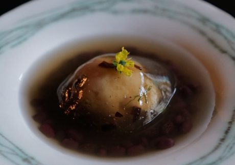 季節を味わう憩いの場。写真と文：溝口実穂（〈菓子屋ここのつ茶寮〉主宰）#1 お善哉（ぜんざい）に浮かぶハーブ葛餅。 | お善哉（ぜんざい）に浮かぶハーブ葛餅。
