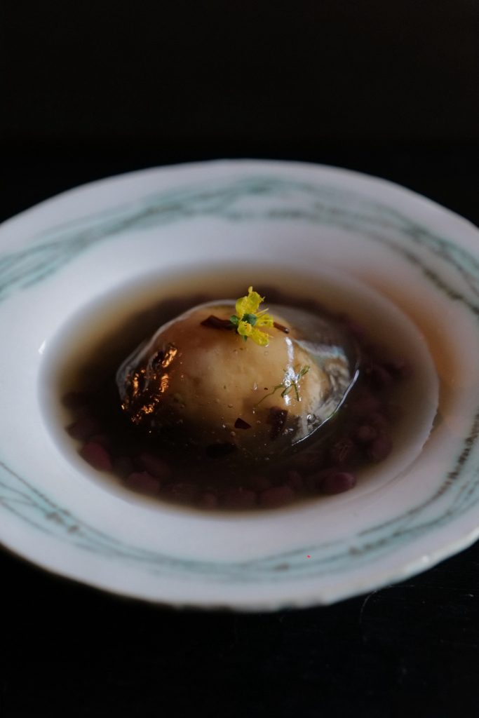 季節を味わう憩いの場。写真と文：溝口実穂（〈菓子屋ここのつ茶寮〉主宰）#1 お善哉（ぜんざい）に浮かぶハーブ葛餅。 | お善哉（ぜんざい）に浮かぶハーブ葛餅。