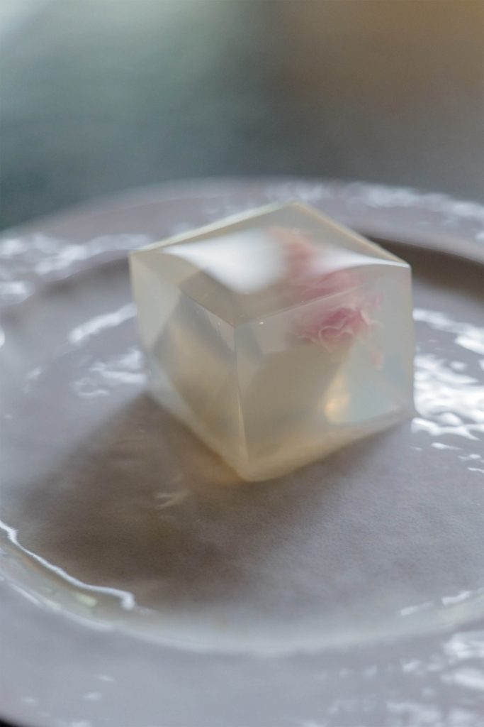 季節を味わう憩いの場。写真と文：溝口実穂（〈菓子屋ここのつ茶寮〉主宰）#1 唯一、菓子を納品している東京・青山『櫻井焙茶研究所』にて、春の氷室豆腐。 | 唯一、菓子を納品している東京・青山『櫻井焙茶研究所』にて、春の氷室豆腐。
