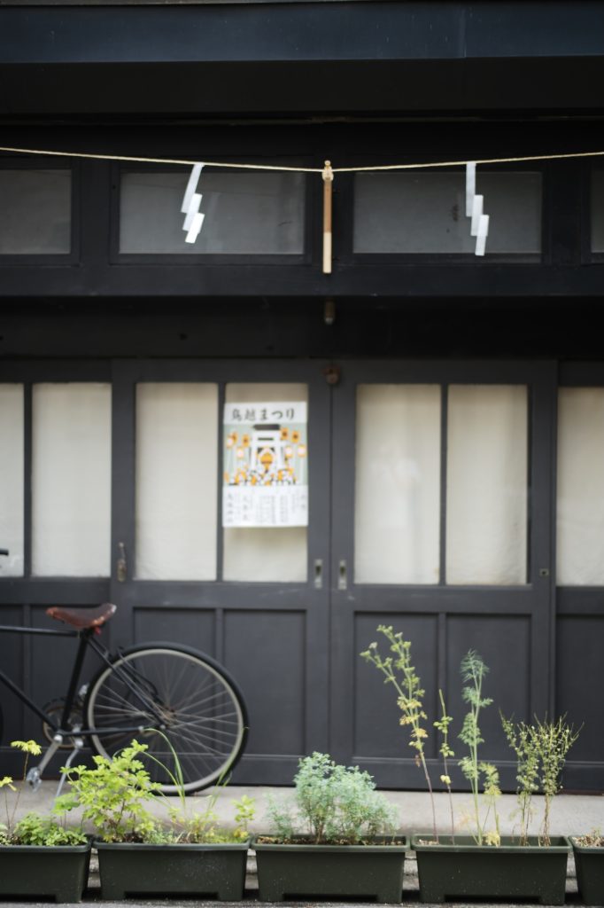 東京から離れ、新たな拠点を探す。前編 写真と文:溝口実穂(〈菓子屋ここのつ茶寮〉主宰)#2下町茶寮の外観。 | 『下町茶寮』の外観。 東京から離れ、新たな拠点を探す。前編 写真と文:溝口実穂(〈菓子屋ここのつ茶寮〉主宰)#2下町茶寮の外観。 | 『下町茶寮』の外観。