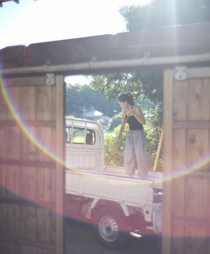 古民家再生と、里山生活。 写真と文：溝口実穂（〈菓子屋ここのつ茶寮〉主宰）#4真夏に軽トラを借りて、畳や残留物の処分に。夫と二人三脚ならなんでも楽しめる。 | 真夏に軽トラを借りて、畳や残留物の処分に。夫と二人三脚ならなんでも楽しめる。