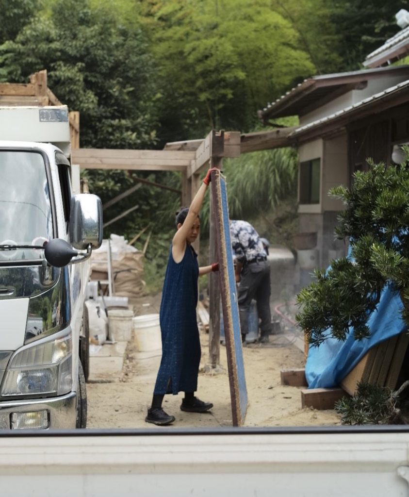 古民家再生と、里山生活。 写真と文：溝口実穂（〈菓子屋ここのつ茶寮〉主宰）#4畳の処分や残留物の整理がとても大変でした。夫が率先してやってくれて本当に助かりました。 | 畳の処分や残留物の整理がとても大変でした。夫が率先してやってくれて本当に助かりました。