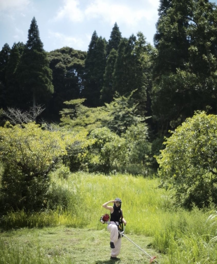 古民家再生と、里山生活。 写真と文：溝口実穂（〈菓子屋ここのつ茶寮〉主宰）#4草刈り姿、最初から板についていた（笑）。 | 草刈り姿、最初から板についていた（笑）。