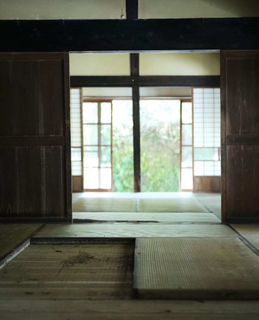 古民家再生と、里山生活。 写真と文：溝口実穂（〈菓子屋ここのつ茶寮〉主宰）#4建具と柱、土壁はそのまま生かせそう。 | 建具と柱、土壁はそのまま生かせそう。