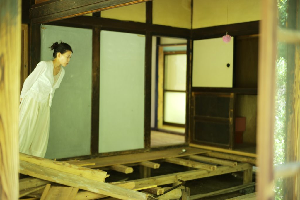 古民家再生と、里山生活。 写真と文：溝口実穂（〈菓子屋ここのつ茶寮〉主宰）#4床下の仕組みを見て、感動。 | 床下の仕組みを見て、感動。