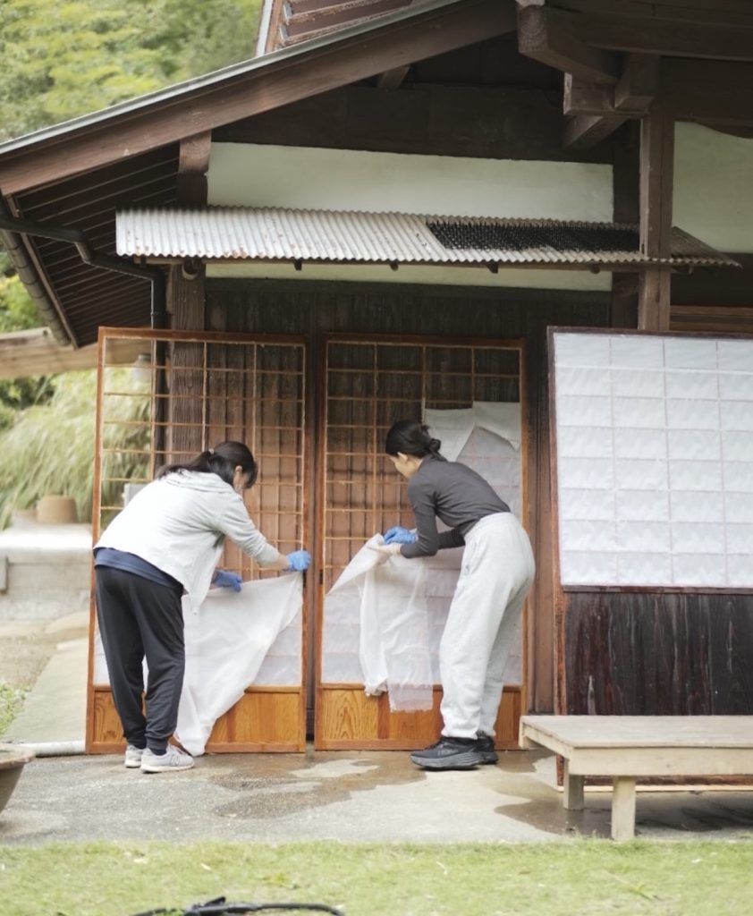 古民家再生と、里山生活。 写真と文：溝口実穂（〈菓子屋ここのつ茶寮〉主宰）#4障子と網戸の張り替えを教えてくれた器用なじゅんじゅん。 | 障子と網戸の張り替えを教えてくれた器用なじゅんじゅん。