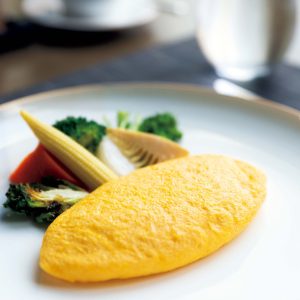 『オークラ東京』のオムレツを自宅でも作ってみる。『オークラ東京』の材料はたまご、バター、塩。線対称な形、なめらかな表面、とろとろの中身の、完璧な仕上がり。 | 『オークラ東京』の材料はたまご、バター、塩。線対称な形、なめらかな表面、とろとろの中身の、完璧な仕上がり。