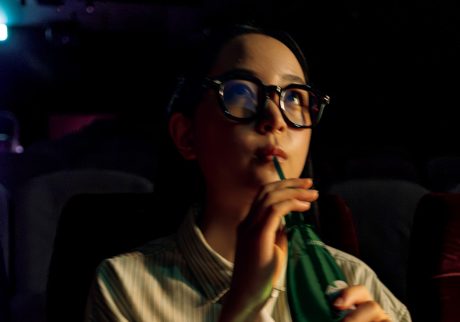 フレンチヴィンテージの雰囲気を醸す〈モスコット〉の眼鏡。
