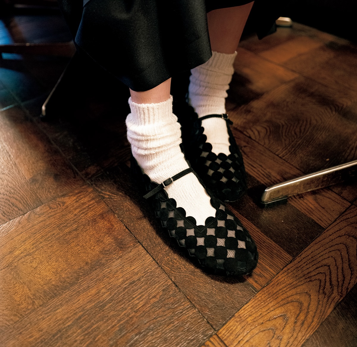 シャンパンの泡からインスピレーションを受けた、〈ピエール アルディ〉のグラフィカルな一足。