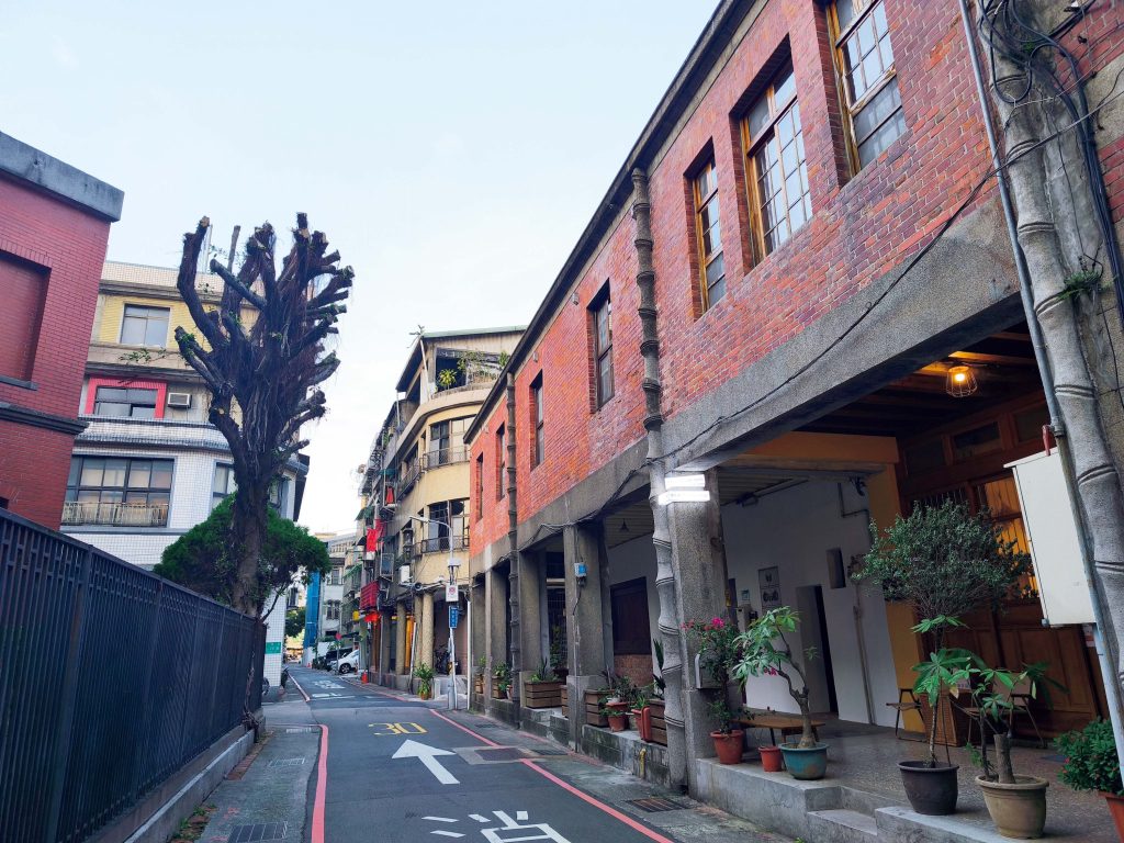 歩くたびに発見がある大稲埕（ダーダオツェン）歴史と文化の街を散策。前編人通りの少ない静かな貴德街には、歴史的なスポットが点在する。人通りの少ない静かな貴德街には、歴史的なスポットが点在する。 | 人通りの少ない静かな貴德街には、歴史的なスポットが点在する。