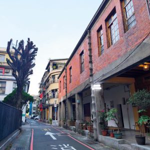 歩くたびに発見がある大稲埕（ダーダオツェン）歴史と文化の街を散策。前編人通りの少ない静かな貴德街には、歴史的なスポットが点在する。人通りの少ない静かな貴德街には、歴史的なスポットが点在する。 | 人通りの少ない静かな貴德街には、歴史的なスポットが点在する。