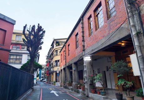 歩くたびに発見がある大稲埕（ダーダオツェン）歴史と文化の街を散策。前編人通りの少ない静かな貴德街には、歴史的なスポットが点在する。人通りの少ない静かな貴德街には、歴史的なスポットが点在する。 | 人通りの少ない静かな貴德街には、歴史的なスポットが点在する。