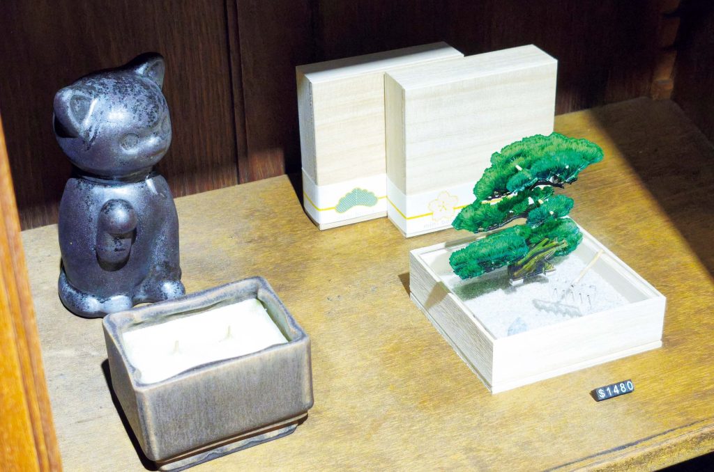 歩くたびに発見がある大稲埕（ダーダオツェン）歴史と文化の街を散策。前編台湾のデザイン会社とともに手がけた招き猫やアロマキャンドルなどの小物も。 | 台湾のデザイン会社とともに手がけた招き猫やアロマキャンドルなどの小物も。