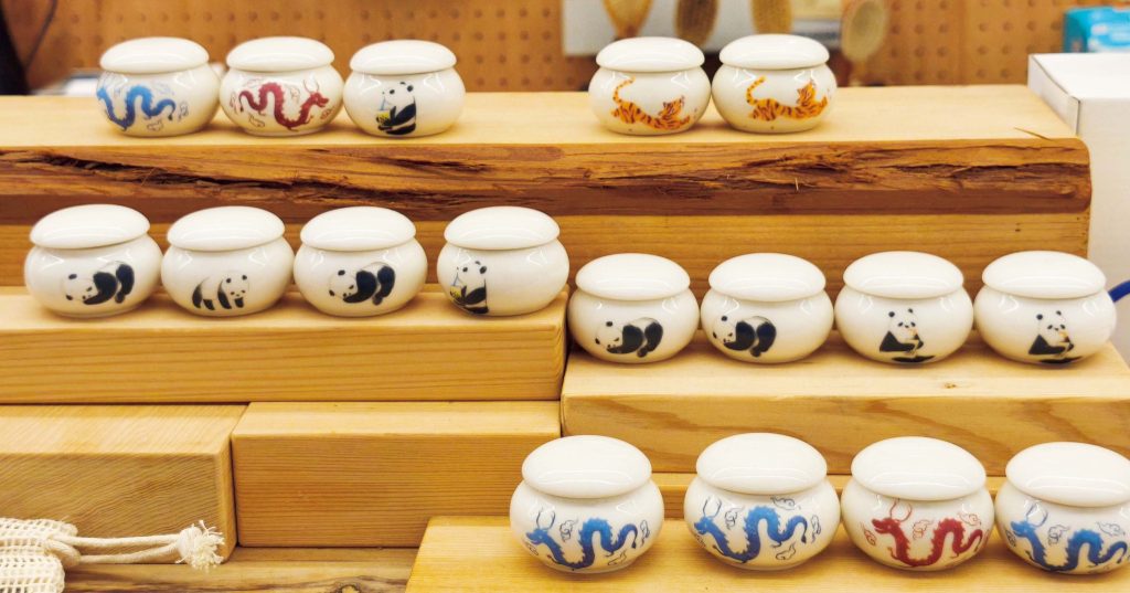 歩くたびに発見がある大稲埕（ダーダオツェン）歴史と文化の街を散策。前編台湾の植物を用いた手づくりのアロマ用品。虎や龍などが描かれた可愛い容器入り。 | 台湾の植物を用いた手づくりのアロマ用品。虎や龍などが描かれた可愛い容器入り。