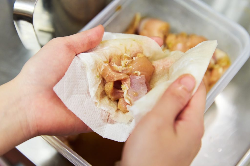 7 柚子胡椒からあげ & 夏野菜の香味からあげ/おべんと屋さん〈75foods〉吉森なな子のレシピ帖 #19 | 軽く水気を拭いておくと、ベトベトせず綺麗に片栗粉が付きます。衣の付き過ぎも防いでくれるので、周りが固くならず、時間が経っても柔らかく仕上がります。 7 柚子胡椒からあげ & 夏野菜の香味からあげ/おべんと屋さん〈75foods〉吉森なな子のレシピ帖 #19 | 軽く水気を拭いておくと、ベトベトせず綺麗に片栗粉が付きます。衣の付き過ぎも防いでくれるので、周りが固くならず、時間が経っても柔らかく仕上がります。