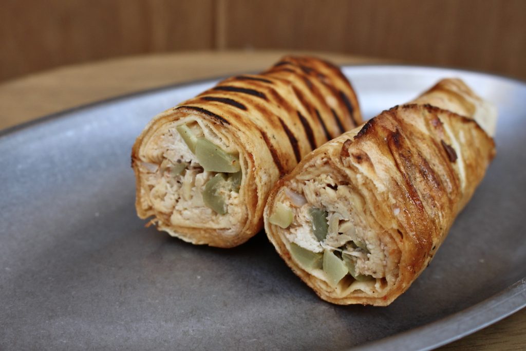 本誌で紹介したチキンロールサンド。鶏とピクルスとソースだけなのです。