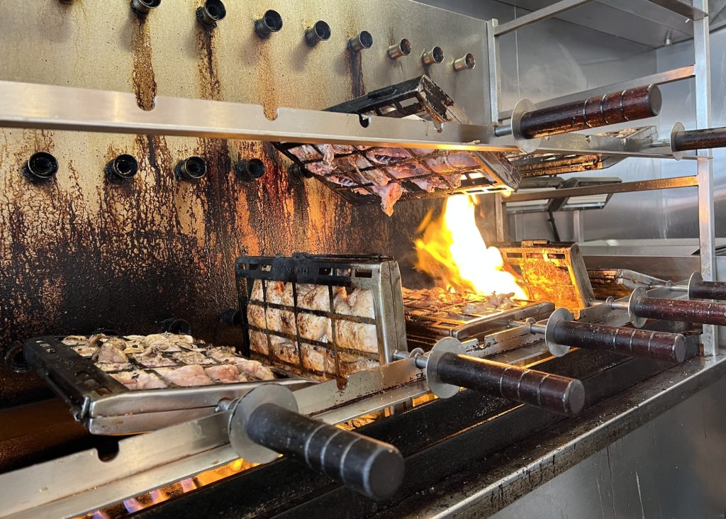 18時からオープンで17時にこの状態。店内は焼き鳥屋さんさながらの煙に包まれていた。サンドイッチ　川村明子 | 18時からオープンで17時にこの状態。店内は焼き鳥屋さんさながらの煙に包まれていた。