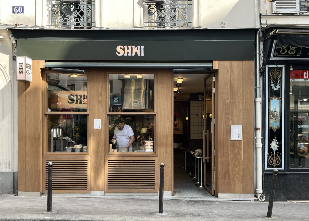 60 rue de Lancry 75010 ☎️なし 12:00〜14:30（土日〜15:00）18:00〜22:30（土日18:30〜）月休　チキンサンドは、フリットとドリンクを付けて15€のセット料金にも。サンドイッチ　川村明子