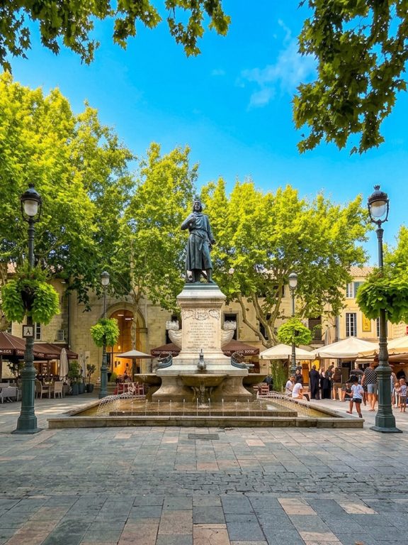 整然と区画された旧市街の中心にあるサン・ルイ広場。街の建設を命じたフランス王ルイ9世の像が立ち、カフェや店が並ぶ憩いの場として親しまれている。