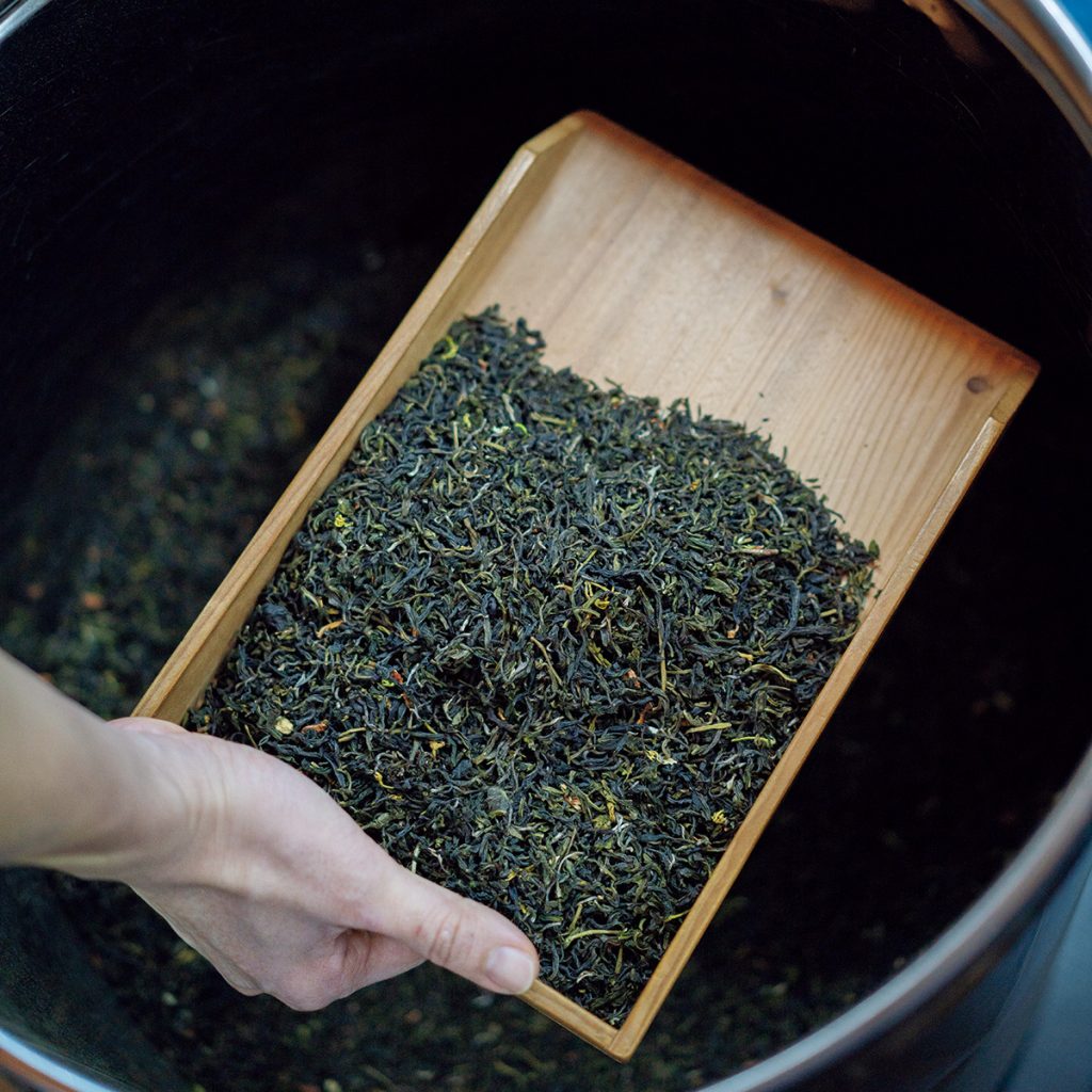 台北を代表する老舗茶葉店で、香り豊かなジャスミン茶を。 | ジャスミン茶は中国やベトナムで広く生産されているが、台湾産は希少。店では1斤1000～2400元まで、3つのランクを扱う。