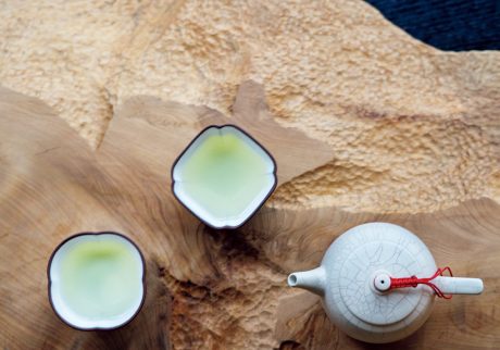 台北を代表する老舗茶葉店で、香り豊かなジャスミン茶を。 | 試飲できるお茶は日によって異なる。台湾人陶芸家による茶道具も販売。