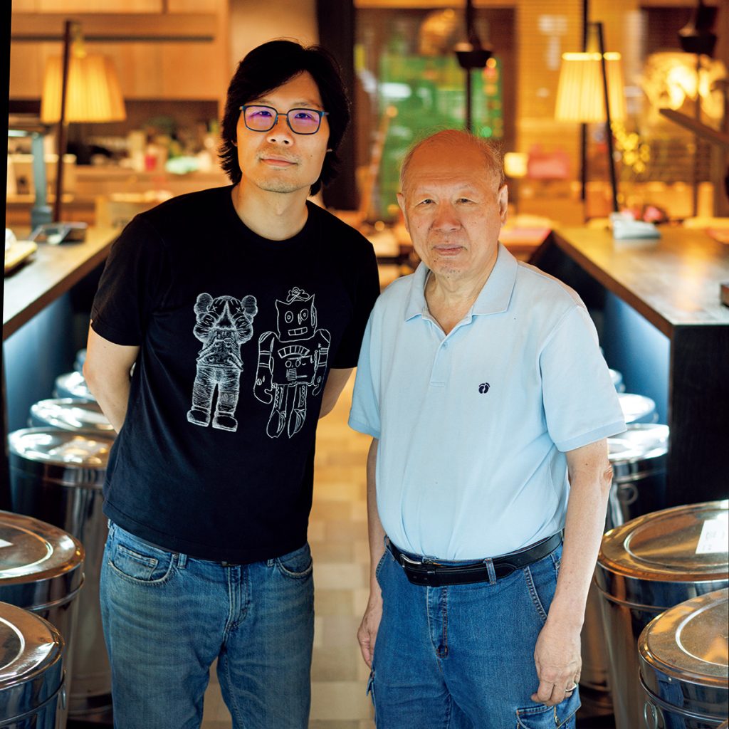 台北を代表する老舗茶葉店で、香り豊かなジャスミン茶を。 | 茂森さん（右）と岳樺さん。