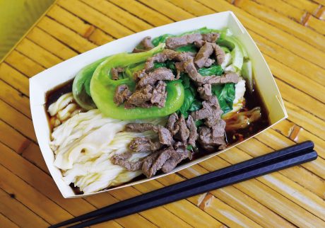 米だけで作られる、ぷるぷる食感の「腸粉」。台北小吃めぐり | 「牛肉雞蛋腸粉」120元。注文してからその場で作ってくれる。