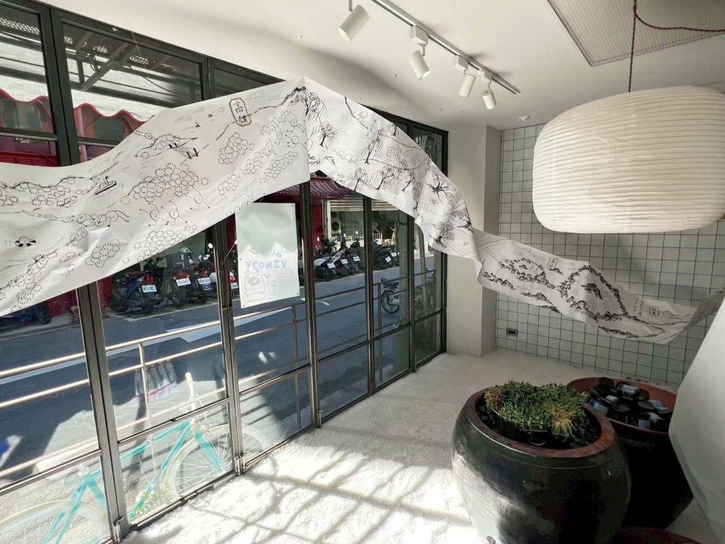 東區 南(トンチュィ)繁華街の新たな目的地と地元民に愛されるグルメ。前編企画展示コーナーは3か月に一度内容を変更。取材時は「醤油」がテーマ。 | 企画展示コーナーは3か月に一度内容を変更。取材時は「醤油」がテーマ。 東區 南(トンチュィ)繁華街の新たな目的地と地元民に愛されるグルメ。前編企画展示コーナーは3か月に一度内容を変更。取材時は「醤油」がテーマ。 | 企画展示コーナーは3か月に一度内容を変更。取材時は「醤油」がテーマ。