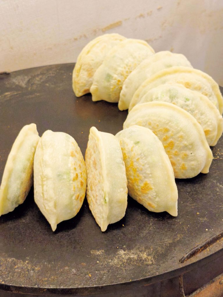 「乾烙」という焼き方は冷めてもおいしさが続く。出来たてを味わいたければ開店後すぐが狙い目。東區 南(トンチュィ)繁華街の新たな目的地と地元民に愛されるグルメ。前編 | 「乾烙」という焼き方は冷めてもおいしさが続く。出来たてを味わいたければ開店後すぐが狙い目。 「乾烙」という焼き方は冷めてもおいしさが続く。出来たてを味わいたければ開店後すぐが狙い目。東區 南(トンチュィ)繁華街の新たな目的地と地元民に愛されるグルメ。前編 | 「乾烙」という焼き方は冷めてもおいしさが続く。出来たてを味わいたければ開店後すぐが狙い目。