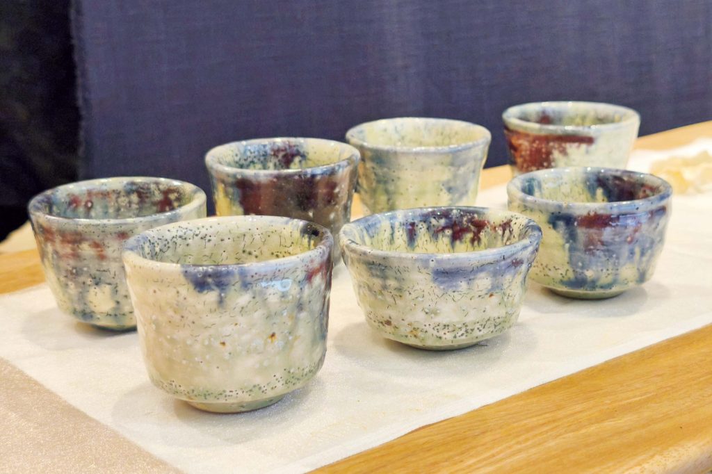 東區 南(トンチュィ)繁華街の新たな目的地と地元民に愛されるグルメ。前編店内では茶器も展示。写真は台湾人陶芸家・江玗(チアン・ユイ)の作品。 | 店内では茶器も展示。写真は台湾人陶芸家・江玗(チアン・ユイ)の作品。 東區 南(トンチュィ)繁華街の新たな目的地と地元民に愛されるグルメ。前編店内では茶器も展示。写真は台湾人陶芸家・江玗(チアン・ユイ)の作品。 | 店内では茶器も展示。写真は台湾人陶芸家・江玗(チアン・ユイ)の作品。
