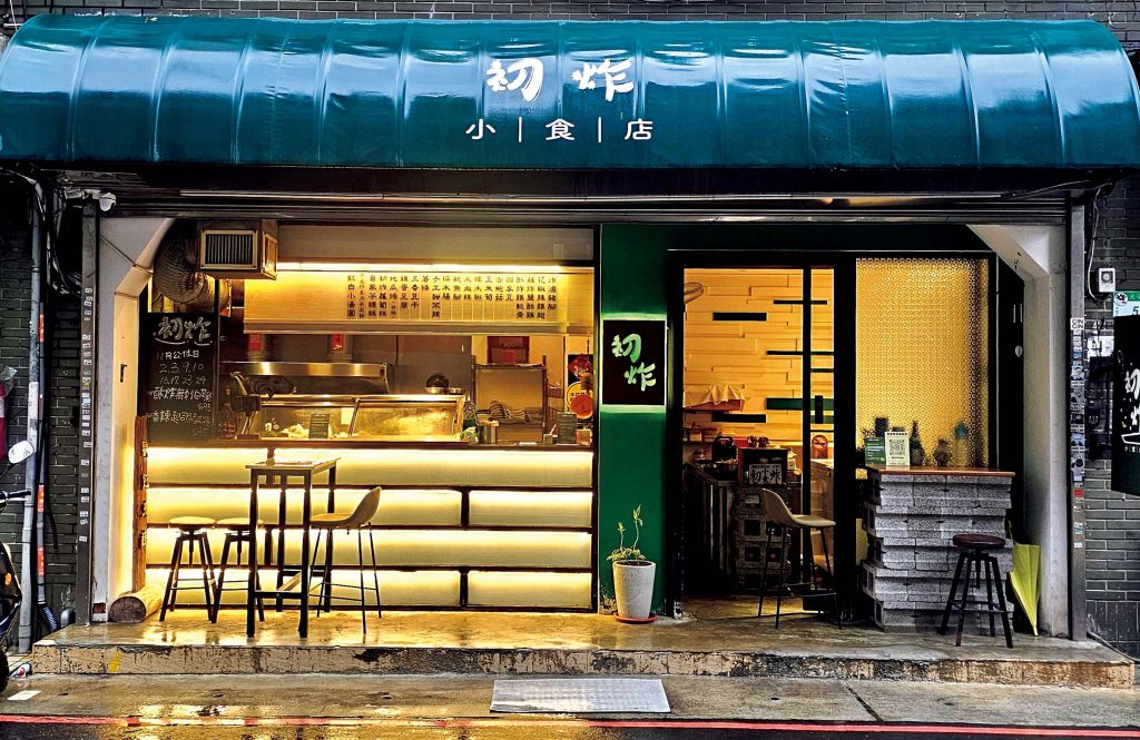 東區 南（トンチュィ）繁華街の新たな目的地と地元民に愛されるグルメ。前編テーブル席は2席のみ。 | テーブル席は2席のみ。