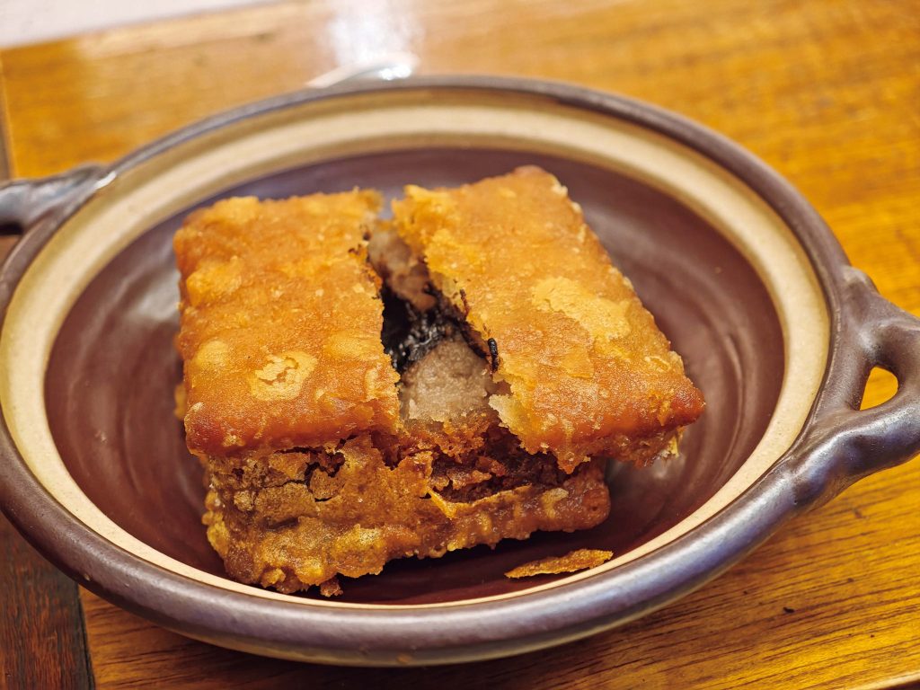 東區 南（トンチュィ）繁華街の新たな目的地と地元民に愛されるグルメ。前編タロイモペーストを衣で揚げたもので、なかにはチョコレートも。伝統的なおやつをアレンジしており、国宴に供したこともあるとか。 | タロイモペーストを衣で揚げたもので、なかにはチョコレートも。伝統的なおやつをアレンジしており、国宴に供したこともあるとか。