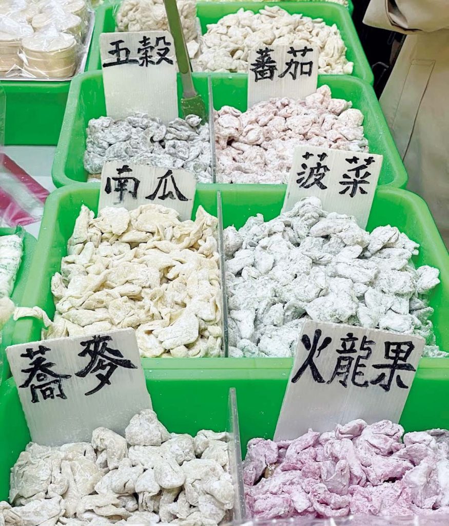 台北市北部の個性溢れる2大エリア、天母・士林（ティエンムー・スーリン）を歩く。後編製麺所『製麵達人（ツーミエンダーレン）』の店先。ドラゴンフルーツ味やトマト味、かぼちゃ味などの「麵疙撘」（ミエンクーター・すいとんに似たもの）が。 | 製麺所『製麵達人（ツーミエンダーレン）』の店先。ドラゴンフルーツ味やトマト味、かぼちゃ味などの「麵疙撘」（ミエンクーター・すいとんに似たもの）が。