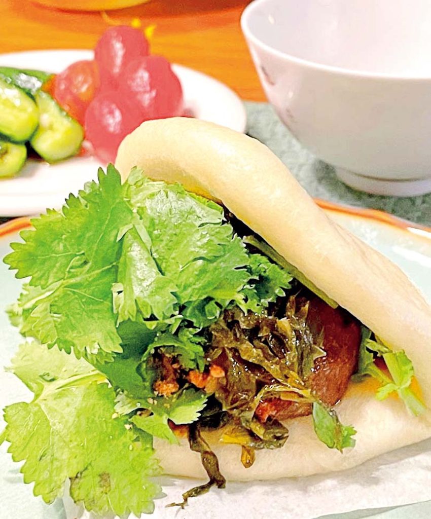 台北市北部の個性溢れる2大エリア、天母・士林（ティエンムー・スーリン）を歩く。後編豚の角煮と高菜などを挟んだ刈包は生地づくりから体験できる。 | 豚の角煮と高菜などを挟んだ刈包は生地づくりから体験できる。