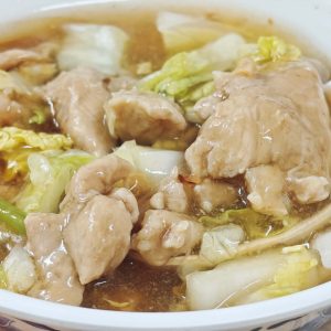 台北市北部の個性溢れる2大エリア、天母・士林（ティエンムー・スーリン）を歩く。後編食通に評判の『光輝肉羹（クワンホェイロウケン）』の肉とろみスープ。魯肉飯かビーフンも合わせてオーダーを。営業は17時～23時半頃。 | 食通に評判の『光輝肉羹（クワンホェイロウケン）』の肉とろみスープ。魯肉飯かビーフンも合わせてオーダーを。営業は17時～23時半頃。