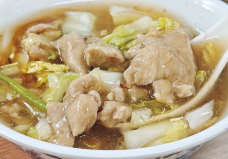 台北市北部の個性溢れる2大エリア、天母・士林（ティエンムー・スーリン）を歩く。後編食通に評判の『光輝肉羹（クワンホェイロウケン）』の肉とろみスープ。魯肉飯かビーフンも合わせてオーダーを。営業は17時～23時半頃。 | 食通に評判の『光輝肉羹（クワンホェイロウケン）』の肉とろみスープ。魯肉飯かビーフンも合わせてオーダーを。営業は17時～23時半頃。