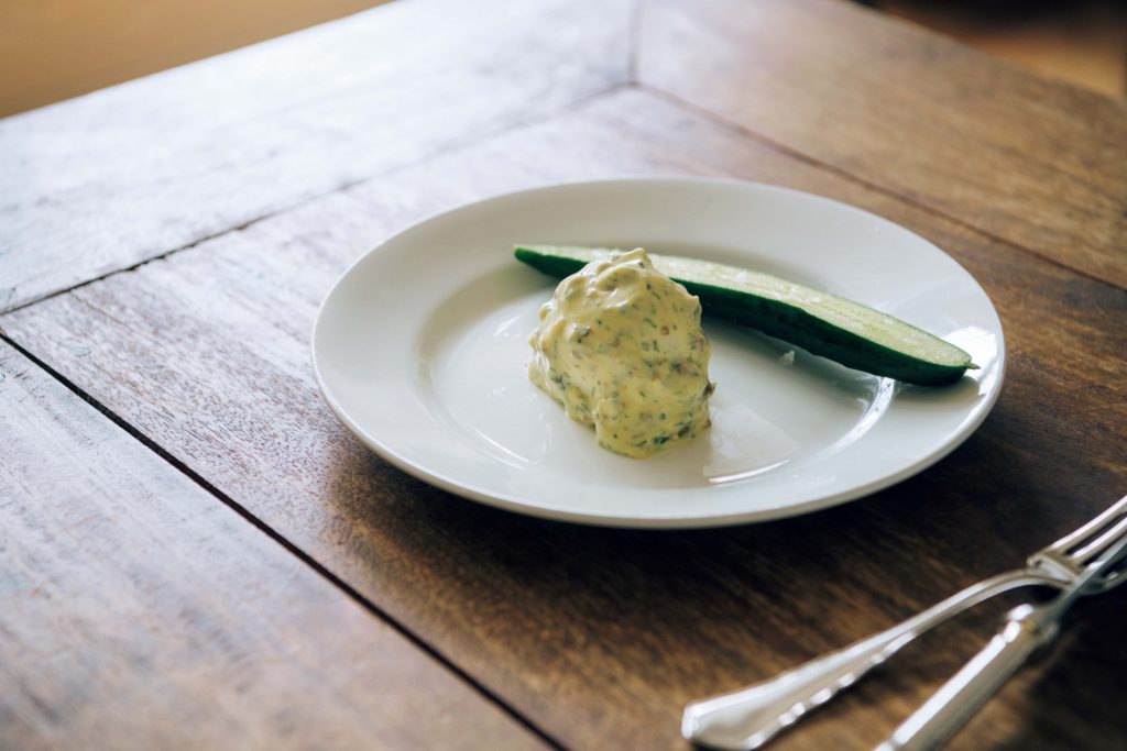 時間に余裕がある休日の朝は、心がリッチになる卵レシピを。「ごちそうの卵料理」。爽やかな自家製マヨネーズを卵にまとわせると、うふふと笑みがこぼれる。パラパラと塩をふりかけたきゅうりと一緒に。 | 爽やかな自家製マヨネーズを卵にまとわせると、うふふと笑みがこぼれる。パラパラと塩をふりかけたきゅうりと一緒に。