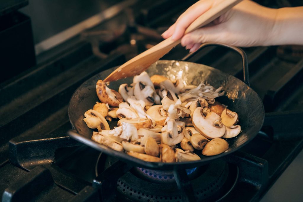 時間に余裕がある休日の朝は、心がリッチになる卵レシピを。「ごちそうの卵料理」。きのこはぬめりが出ないものであれば何でもOK。 | きのこはぬめりが出ないものであれば何でもOK。
