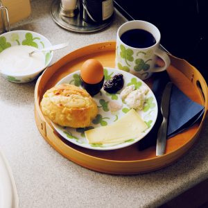 今回の復刻で、マグと小ぶりのボウルが新たに加わる。プレートは写真の21㎝のほか、ソーサーにもなる16.5㎝と、メイン料理でも活躍する26㎝を揃える。マグ［0.35ℓ］￥5,830、プレート［∅21㎝］￥6,600、ボウル［∅13㎝］ ￥6,380＊すべて9月16日より発売予定〈アラビア〉の名作”アピラ”コレクションが、待望の復刻。 | 今回の復刻で、マグと小ぶりのボウルが新たに加わる。プレートは写真の21㎝のほか、ソーサーにもなる16.5㎝と、メイン料理でも活躍する26㎝を揃える。マグ［0.35ℓ］￥5,830、プレート［∅21㎝］￥6,600、ボウル［∅13㎝］
￥6,380＊すべて9月16日より発売予定