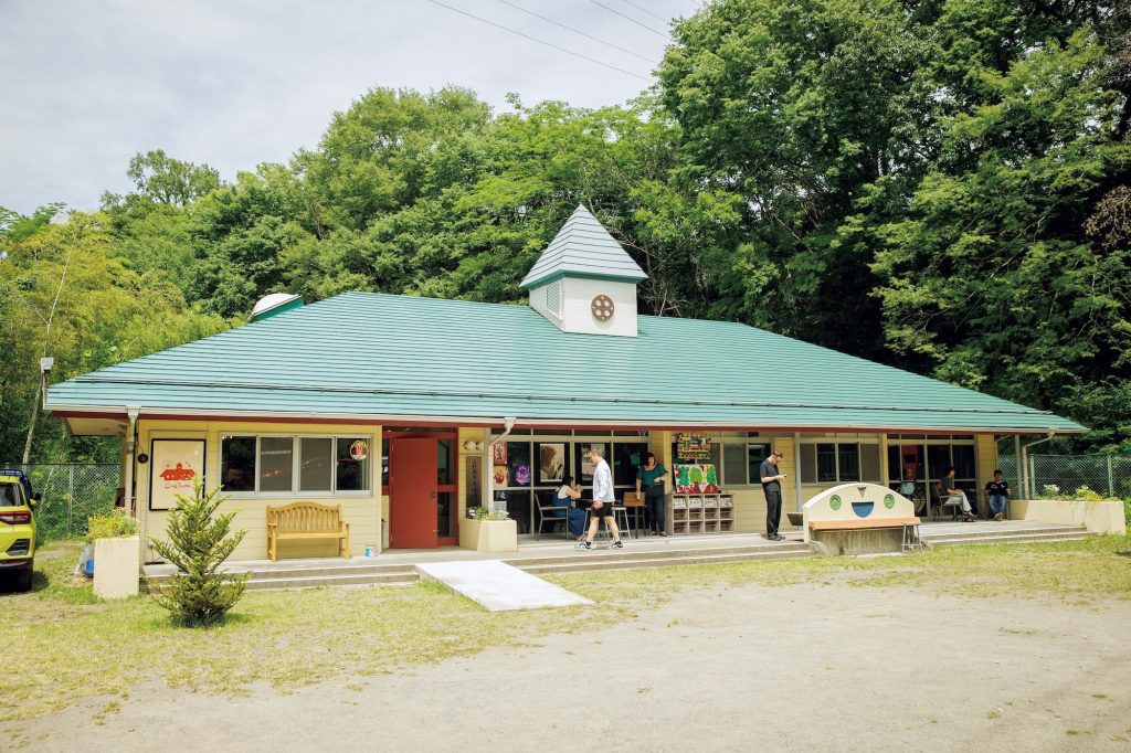かつて幼稚園だった場所をミニシアターとしてオープン。山梨・上野原『CineYama』。閉園し、朽ち始めていた幼稚園を蘇らせた小さな映画館『CineYama』。園庭にはテーブル、ベンチ、遊具が並ぶ。 | 閉園し、朽ち始めていた幼稚園を蘇らせた小さな映画館『CineYama』。園庭にはテーブル、ベンチ、遊具が並ぶ。