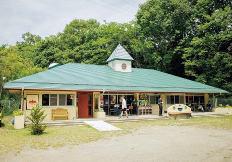 かつて幼稚園だった場所をミニシアターとしてオープン。山梨・上野原『CineYama』。閉園し、朽ち始めていた幼稚園を蘇らせた小さな映画館『CineYama』。園庭にはテーブル、ベンチ、遊具が並ぶ。 | 閉園し、朽ち始めていた幼稚園を蘇らせた小さな映画館『CineYama』。園庭にはテーブル、ベンチ、遊具が並ぶ。