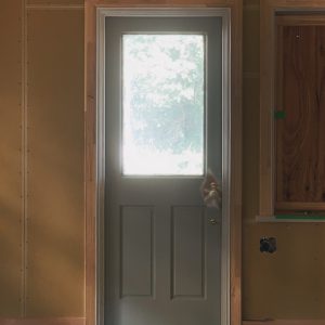 「わたしの部屋ができるまで」というタイトルをめぐる、ごく個人的な話。&Premium編集後記松崎彬人 | 自邸の新築工事中に初めて付いたドア。元々別の家に取り付けられる予定だったのが、寸法が合わずに余ってしまったということで、家具職人さんの倉庫に眠っていたものを格安で譲ってもらいました。このドアをめぐる奇妙な縁についても、また別の機会に……。