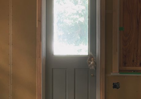 「わたしの部屋ができるまで」というタイトルをめぐる、ごく個人的な話。&Premium編集後記松崎彬人 | 自邸の新築工事中に初めて付いたドア。元々別の家に取り付けられる予定だったのが、寸法が合わずに余ってしまったということで、家具職人さんの倉庫に眠っていたものを格安で譲ってもらいました。このドアをめぐる奇妙な縁についても、また別の機会に……。