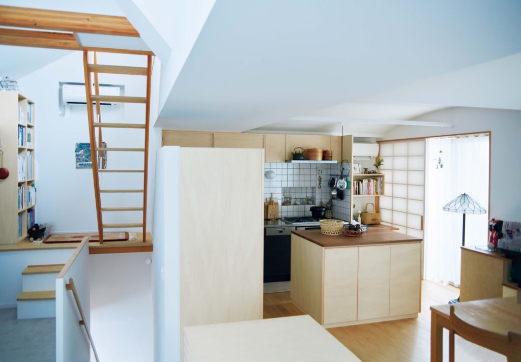 屋上へ続く階段を作り、空間が縦につながる構成へ。踊り場には本棚を置いてライブラリーに。建築家に委ねて見つけた〝普通〞の暮らし。写真家・小川真輝さんの居心地のいい部屋のつくり方。屋上へ続く階段を作り、空間が縦に つながる構成へ。踊り場には本棚を置いてライブラリーに。 | 屋上へ続く階段を作り、空間が縦につながる構成へ。踊り場には本棚を置いてライブラリーに。