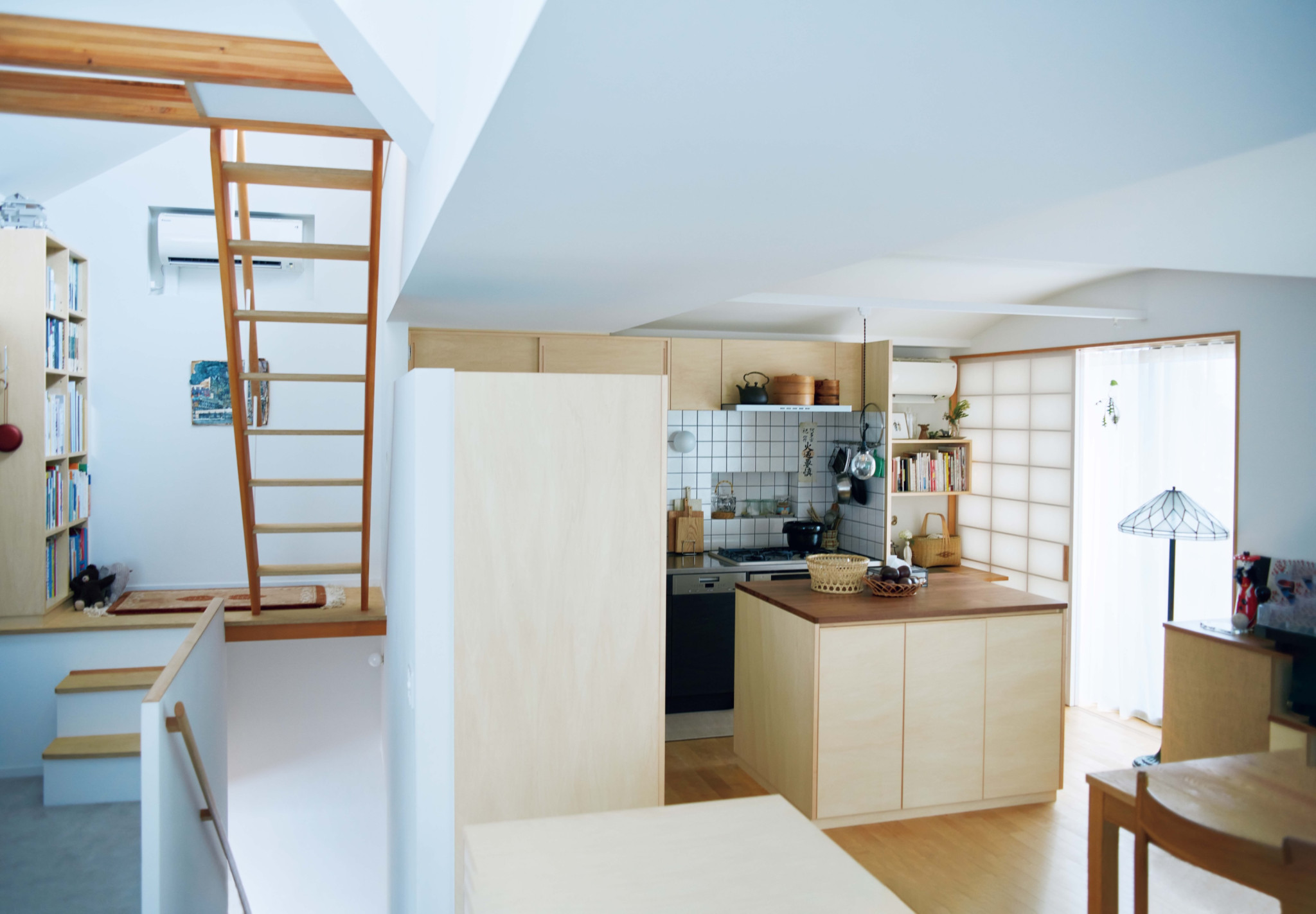 屋上へ続く階段を作り、空間が縦につながる構成へ。踊り場には本棚を置いてライブラリーに。建築家に委ねて見つけた〝普通〞の暮らし。写真家・小川真輝さんの居心地のいい部屋のつくり方。屋上へ続く階段を作り、空間が縦に つながる構成へ。踊り場には本棚を置いてライブラリーに。 | 屋上へ続く階段を作り、空間が縦につながる構成へ。踊り場には本棚を置いてライブラリーに。