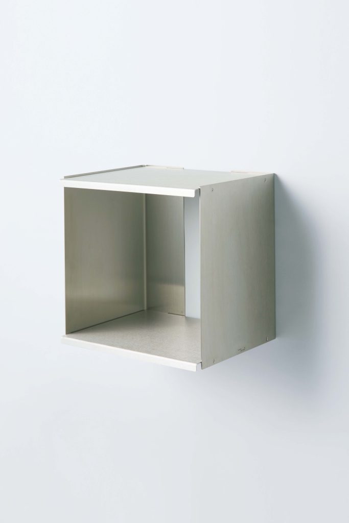 FORM & REFINEのシェルフ
