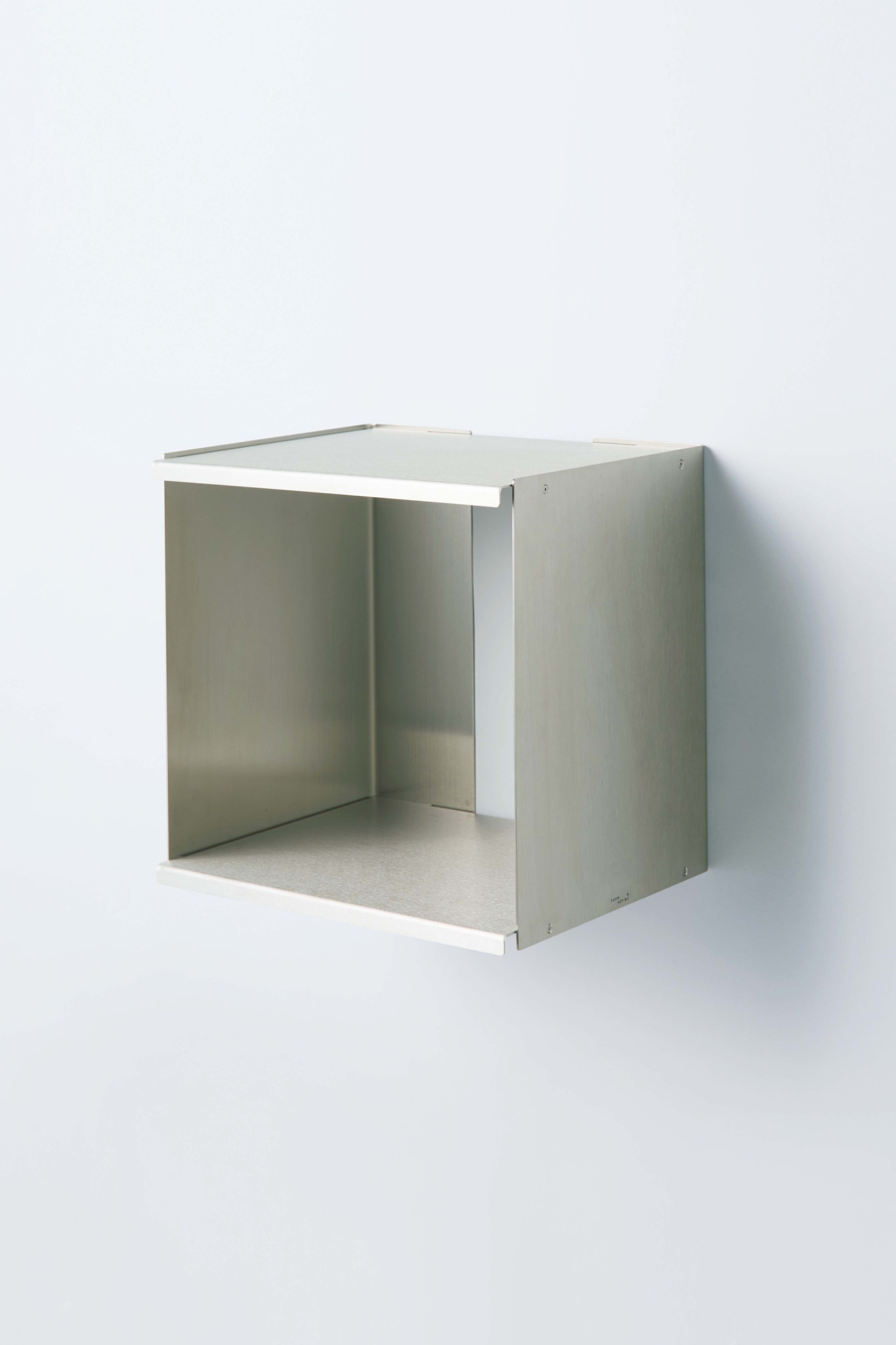 FORM & REFINEのシェルフ