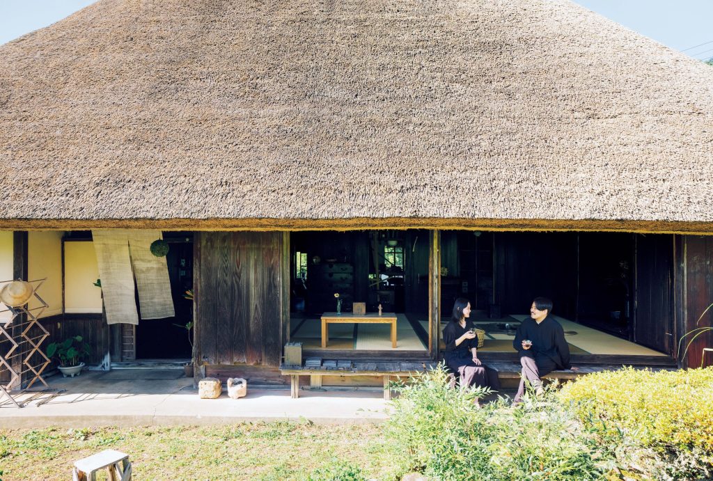自然に近い茅葺き屋根での暮らし。富田晨さん、富田祐紀さんが実践する豊かな暮らし。富田晨さん＆祐紀さん夫妻が住むのは江戸末期に建てられた農家民家。今では希少な茅葺き屋根や土間、建具がそのまま残る。田の字型プランの母屋に納屋がついた、京都・美山の伝統的なつくり。