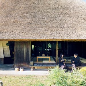 自然に近い茅葺き屋根での暮らし。富田晨さん、富田祐紀さんが実践する豊かな暮らし。富田晨さん＆祐紀さん夫妻が住むのは江戸末期に建てられた農家民家。今では希少な茅葺き屋根や土間、建具がそのまま残る。田の字型プランの母屋に納屋がついた、京都・美山の伝統的なつくり。 | 富田晨さん＆祐紀さん夫妻が住むのは江戸末期に建てられた農家民家。今では希少な茅葺き屋根や土間、建具がそのまま残る。田の字型プランの母屋に納屋がついた、京都・美山の伝統的なつくり。